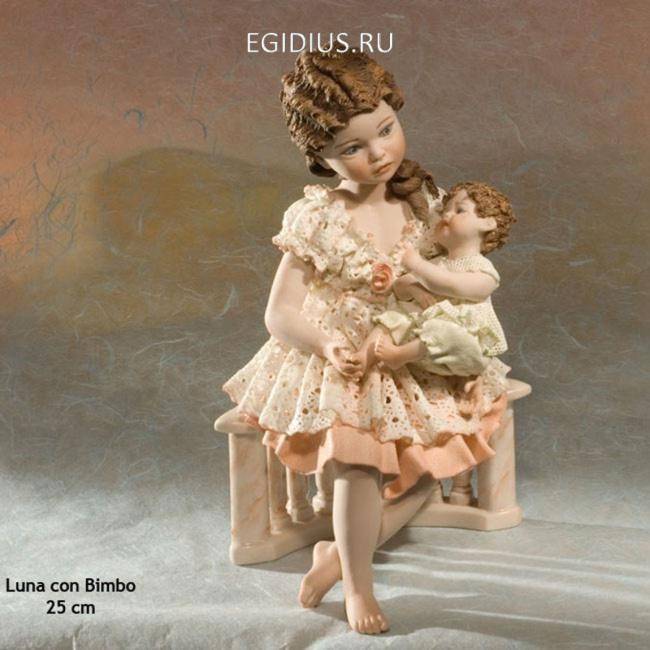Luna con bimbo Фарфоровая статуэтка h 25cm 705-118 фото 1 &mdash; Egidius.ru
