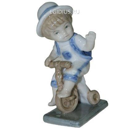 Статуэтка "Мальчик на велосипеде", фарфор 10см  113-039 фото 1 — Egidius.ru