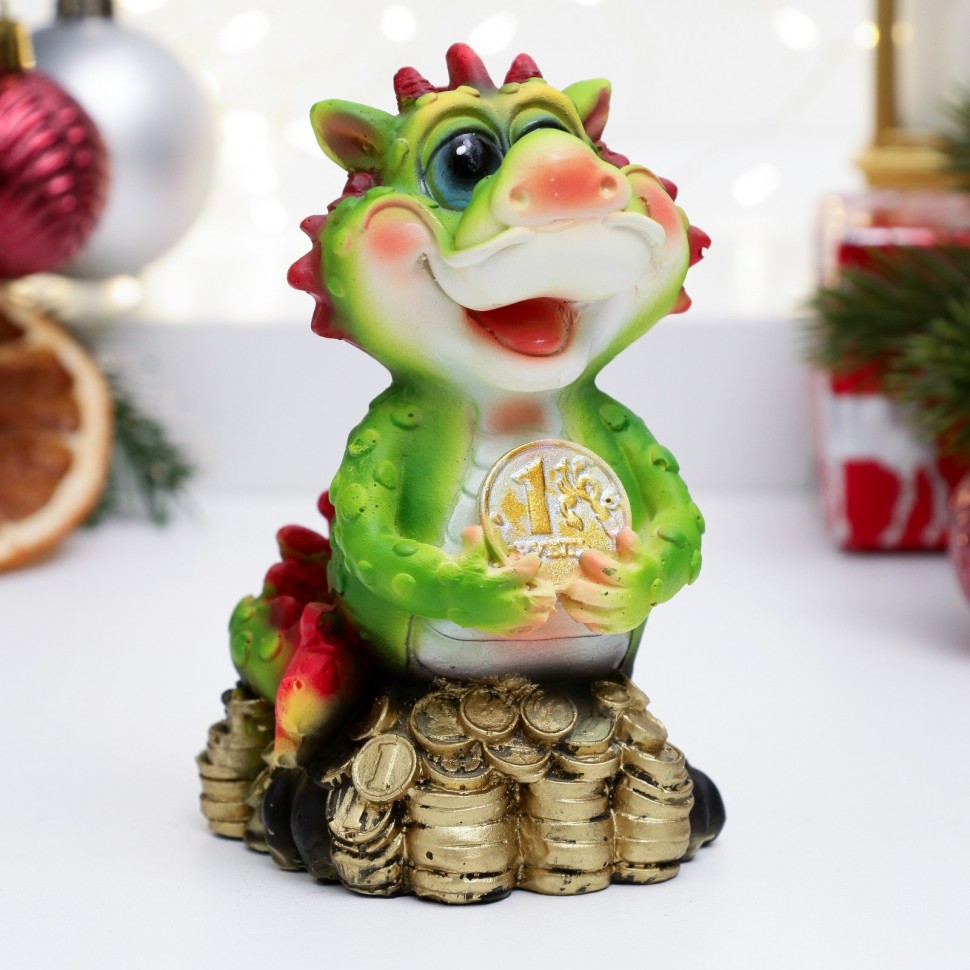 Копилка "Дракончик с рублем" (зеленый) 10*7*6,5см 81-3257 фото 1 &mdash; Egidius.ru