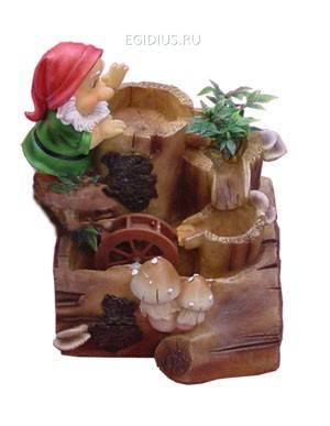 Фонтан:Гном в светлой коре с колесом и красной шапкой и грибами на коре Н*L*W=17*12*10 см 10-0090 фото 1 — Egidius.ru