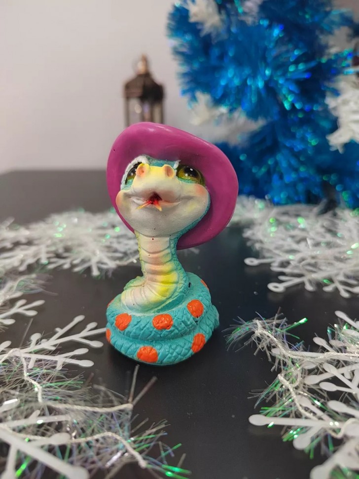 Фигурка декоративная "Змейка в шляпке" 4*6*6см, символ года 2025 81-3267 фото 1 — Egidius.ru