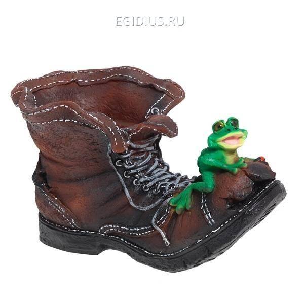 Декоративное кашпо для сада Ботинок великана с лягушкой L47W27H27 81-6222 фото 1 — Egidius.ru