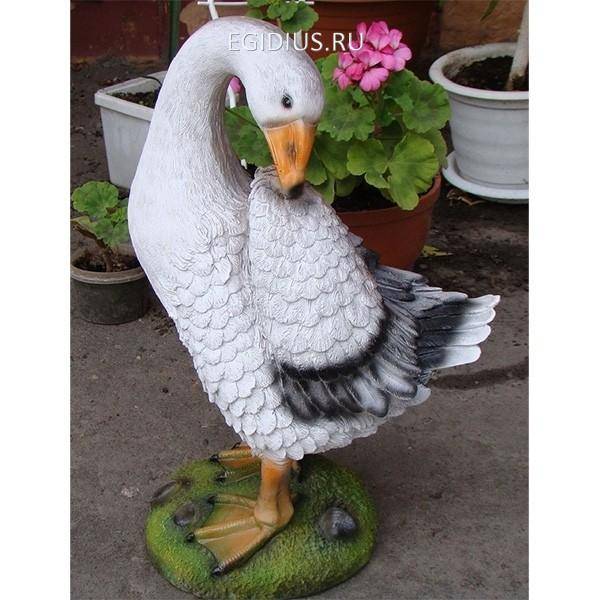 Фигура декоративная садовая "Гусь чистит перья" L28W18H43 см 81-6345 фото 1 &mdash; Egidius.ru