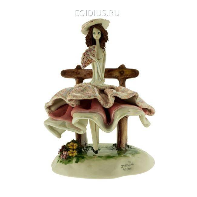 50133 Дама с веером на скамейке h 16 см 705-269 фото 1 — Egidius.ru
