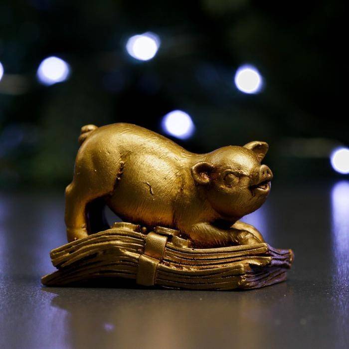 Фигура "Пиг №3" золото 7х3х5см   3865090 813-157 фото 1 — Egidius.ru