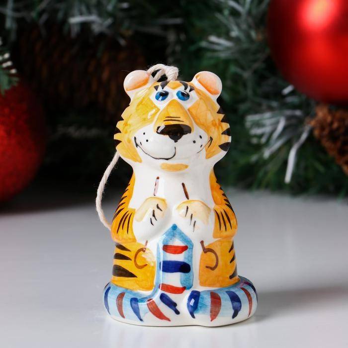 Колокольчик фарфоровый "Тигра с шарфом", 10 см  813-449 фото 1 &mdash; Egidius.ru