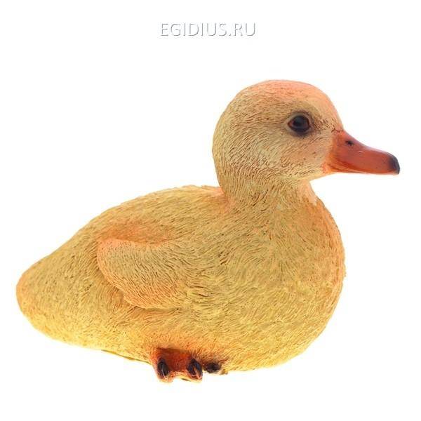 Фигура декоративная Утенок сидит L14W9H10cm 81-6428 фото 1 — Egidius.ru