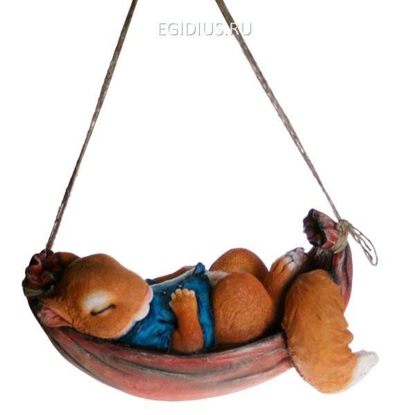 Садовая фигура Белка в гамаке, L29W13H17 см 81-6434 фото 1 — Egidius.ru