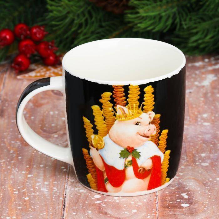 Кружка "Богатства сполна в год кабана" 350 мл  813-139 фото 1 — Egidius.ru
