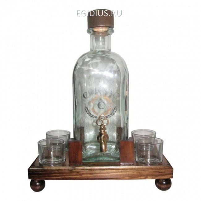 Квадратная бутылка с 4 рюмками на декор.подст 701-028 фото 1 — Egidius.ru