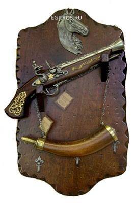 Коллаж "Пистоли и рожок для пороха" 58*38*15см 102-802 фото 1 — Egidius.ru