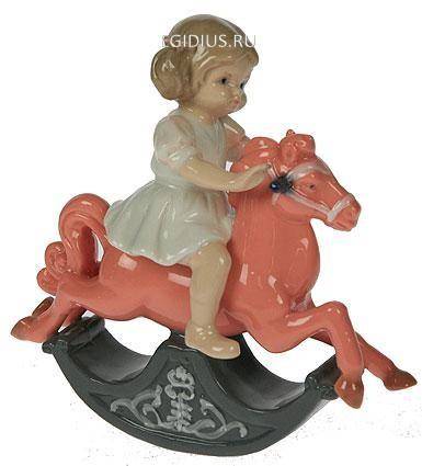 Статуэтка Девочка на лошадке, фарфор 15см 113-086 фото 1 — Egidius.ru