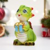 Фигура декоративная "Дракончик с подарком" (зеленый) 7,5*5*5,5см 81-3238 фото 1 — Egidius.ru