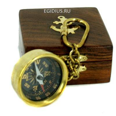 Брелок в дерев. футляре Компас 4см 104-101 фото 1 &mdash; Egidius.ru